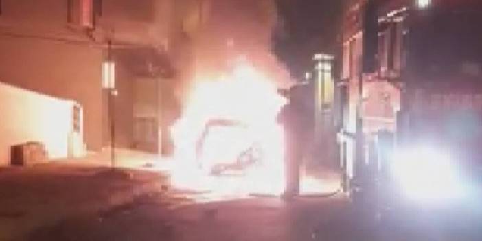 Park halindeki otomobil alev alev yandı