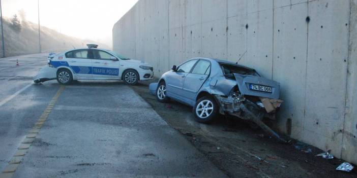 Kayan otomobil, ekip aracına çarptı: 2 polis yaralı