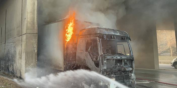 Seyir halindeki TIR alev aldı