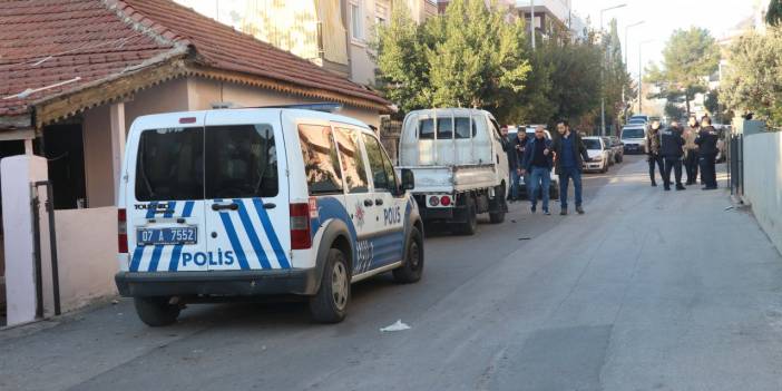 Olay yerine gelen polisi bıçakladı