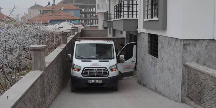 Kamyonetle duvar arasında sıkıştı: Hayatını kaybetti