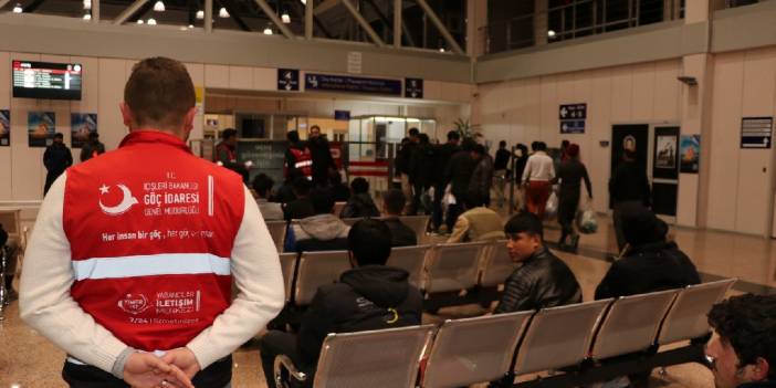 Erzurum'dan Afganistan uyruklu 227 düzensiz göçmen ülkelerine gönderildi