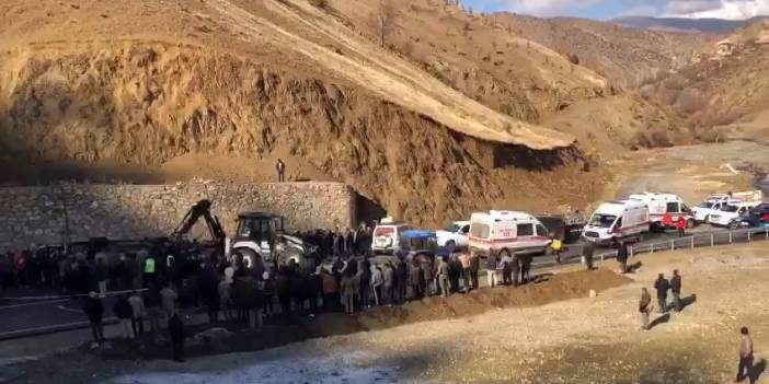 Siirt'te buzlanan yolda minibüs ters döndü: 6'sı ağır 12 yaralı