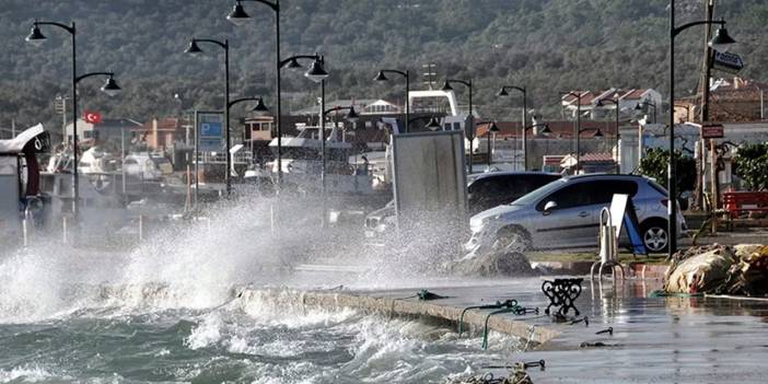İki feribot seferine fırtına engeli