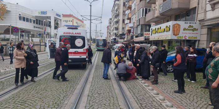 Düşerken tramvay çarptı