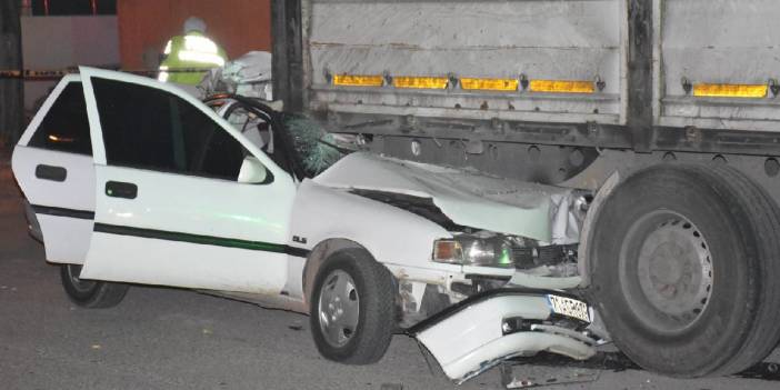 Otomobil park halindeki TIR'a çarptı: 1 ölü