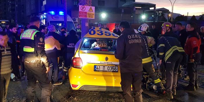 Tramvayla taksi çarpıştı: Yaralılar var