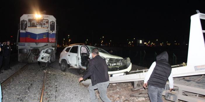 Tren otomobile çarptı: 4 yaralı