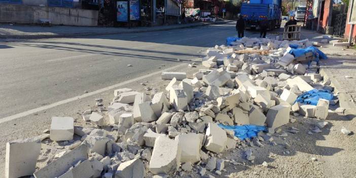 Halat koptu: Gazbetonlar yola saçıldı