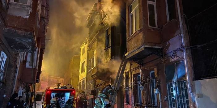 Fatih'te 3 katlı binada yangın: Bir kişi atlayarak kurtuldu