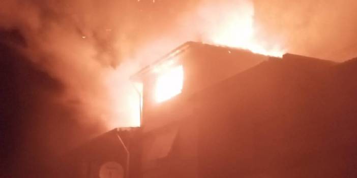 Yıldırım isabet etti: Çatı cayır cayır yandı