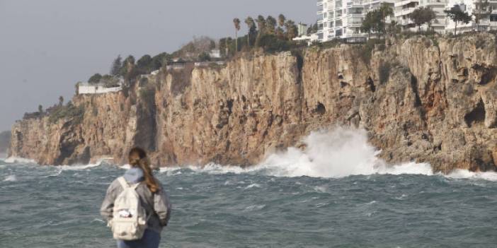 Antalya'da kuvvetli fırtına etkili oldu