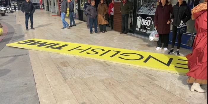 Fırtınada başına tabela düştü