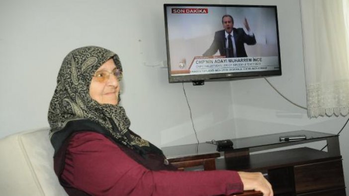 Muharrem İnce'nin annesi, oğlunun adaylık konuşmasını heyecanla Halk TV'den izledi