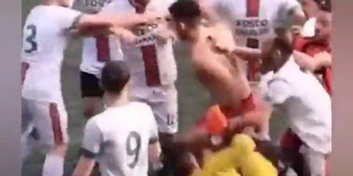 Hakemin kararını beğenmedi, futbolculara saldırdı