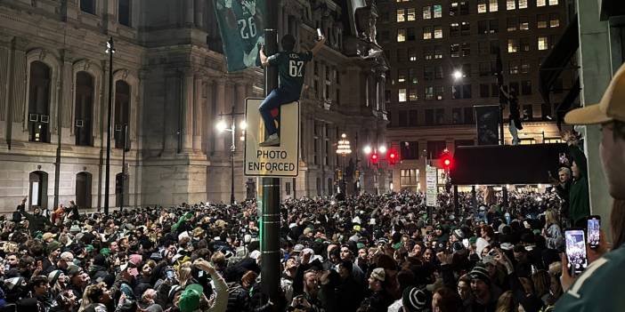 Taraftarın sevincini taşıyamadı, çöktü