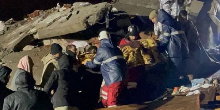 Enkaz altındakilerle dalga geçtiler, gözaltına alındılar