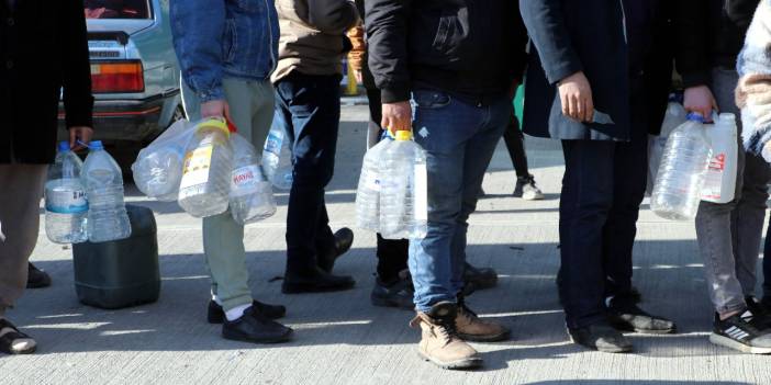 Deprem bölgesinde akaryakıt kuyrukları
