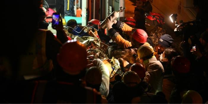 115. saat mucizesi: Hamile kadın ve 6 yaşındaki kızı enkazdan kurtarıldı