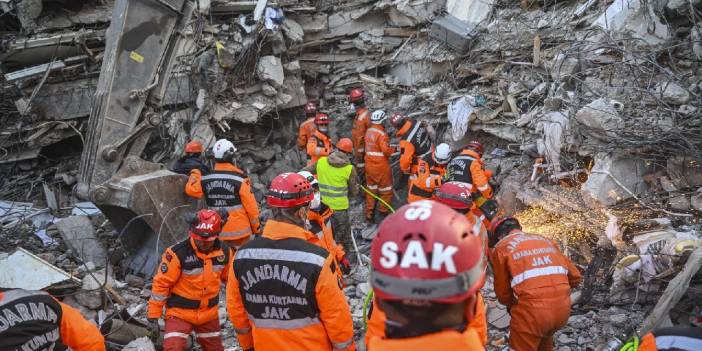 2 yaşındaki Asya, 122'nci saatte kurtarıldı