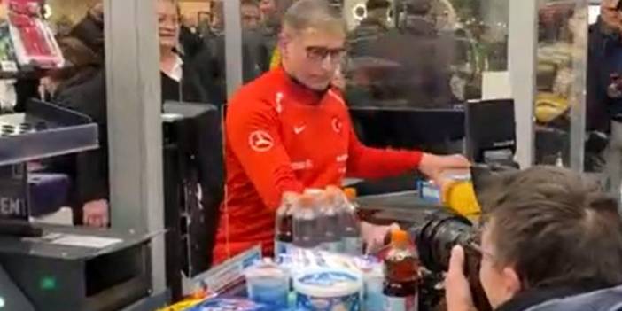 Stefan Kuntz, depremzedeler için kasiyerlik yaptı