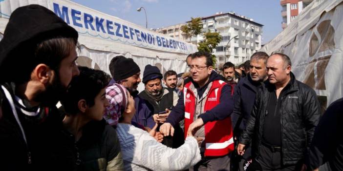 'Kimsesiz kaldık' diye ağlayarak İmamoğlu’na sarıldı