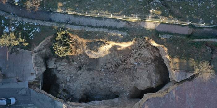Gaziantep'te sokak ortasında devasa çukur, evler boşaltıldı