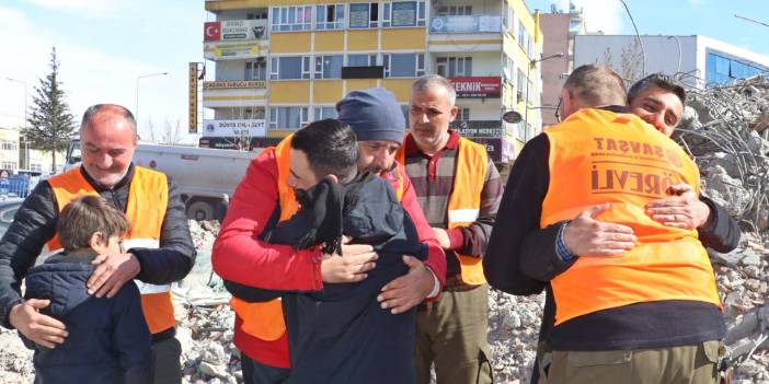 Depremzede Esma'dan, AFAD gönüllüsüne ağlatan istek: Beni çıkartmaya ayağım engel oluyorsa kesebilirsiniz