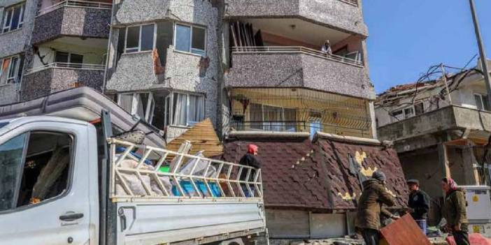 Hasarlı binalardan eşya alırken enkaz altında kaldılar