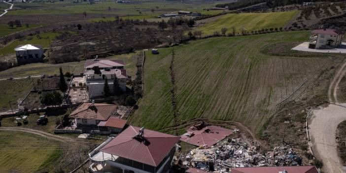 Deprem köyü ikiye böldü