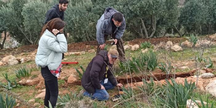 Depremin ardından yeraltından fışkıran su kamerada