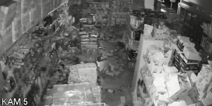 7.7'lik deprem anı kamerada