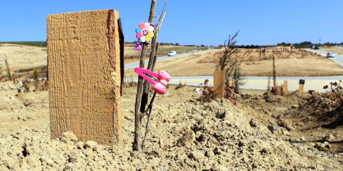 Mezar başlarında kahreden görüntü...