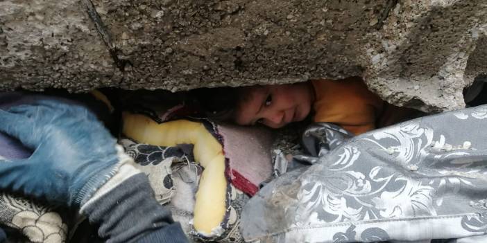 Enkazdaki saçını gördüler, 4 yaşındaki Julia'yı kurtardılar