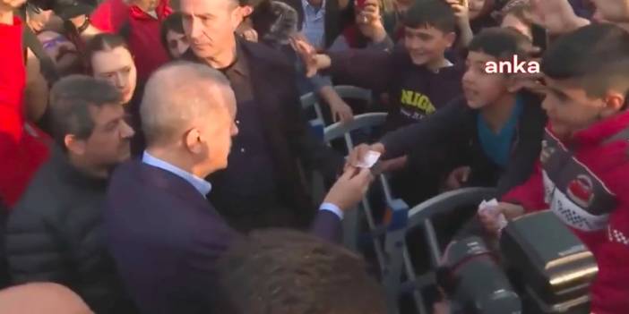 Erdoğan depremzede çocuklara para dağıttı