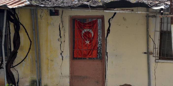 Duvarları yarılmış evlerde yaşam mücadelesi
