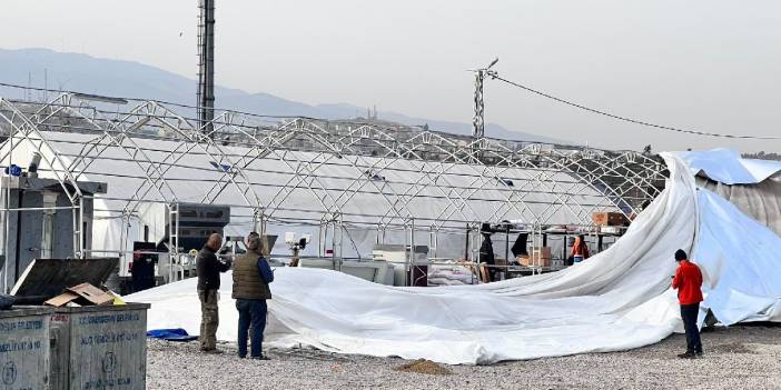 İskenderun'da kuvvetli rüzgar: Depremzedelerin çadırları yıkıldı