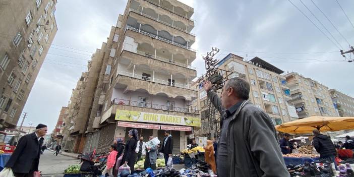 Diyarbakır’da ağır hasarlı bina önünde semt pazarı