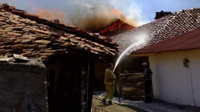Çankırı'da yangın köyün yarısını kül etti