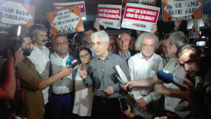 Cumhuriyet davasında tahliye kararı verilen 7 ismi, Silivri cezaevi önünde kalabalık karşıladı