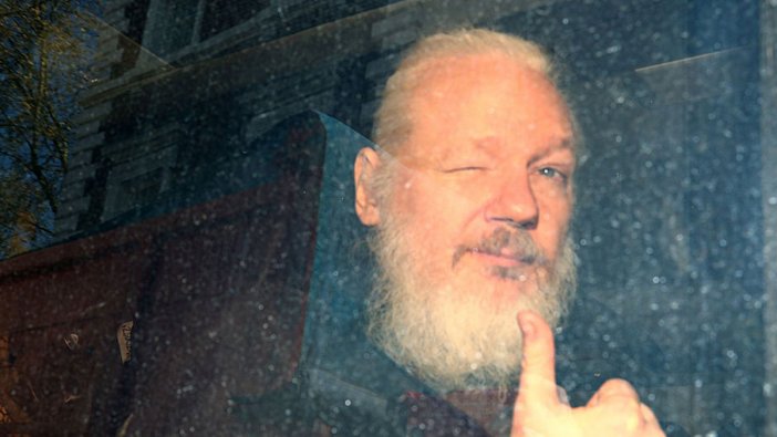 Assange'ın babası: Oğlum 23 saat ayakta tutuluyor ve her türlü işkenceye maruz kalıyor