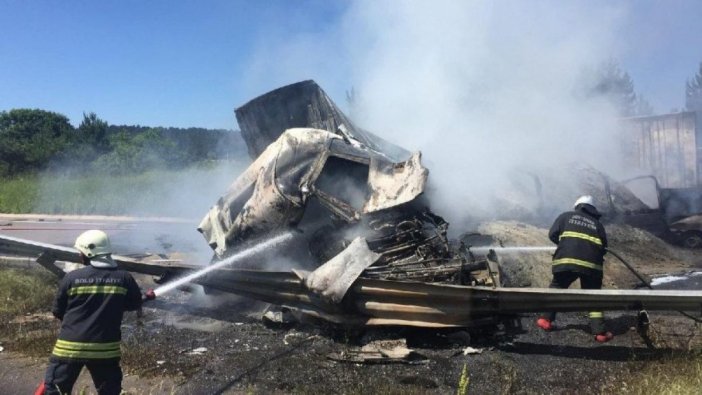 3 araç yandı TEM Otoyolu ulaşıma kapatıldı!