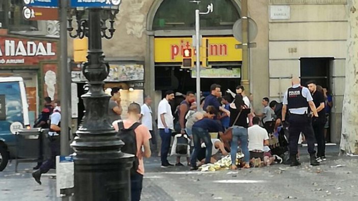 Barcelona'da araçlı ve silahlı 2 ayrı terör saldırısı: 12 ölü, 80 yaralı!