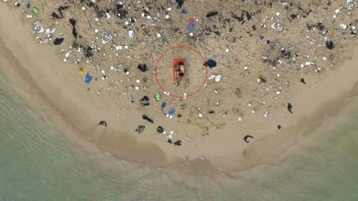 Çöplerle dolu plajda seks yaptılar: Pornhub'dan sosyal sorumluluk projesi