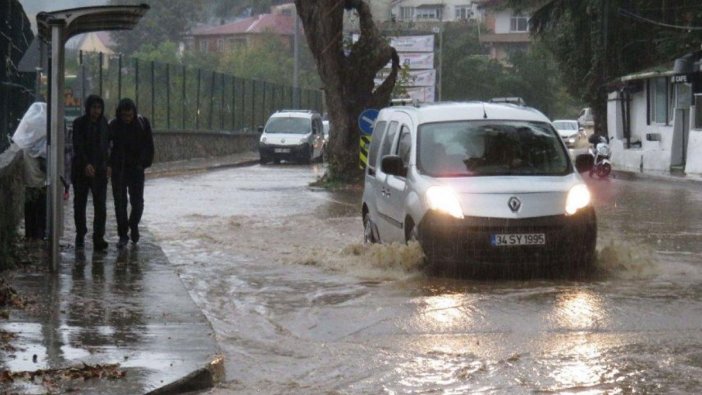 İstanbul'da yağış: Yollar göle döndü, tünelleri su bastı