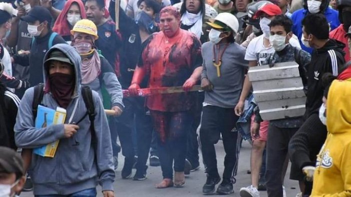 Bolivya: Protestocular belediye başkanının saçını kesti, kırmızı boyayla kapladı ve sokaklarda sürükledi