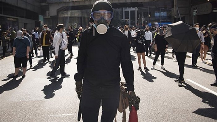 Hong Kong'daki protestolarda bir polis okla vuruldu