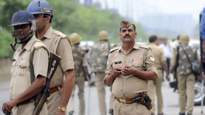 Hindistan polisi bir kadına tecavüz edip yakarak öldürenleri öldürdü, 
