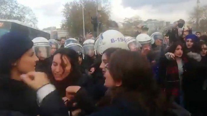 Kadıköy'de kadınlara müdahale: Çok sayıda kadın gözaltına alındı
