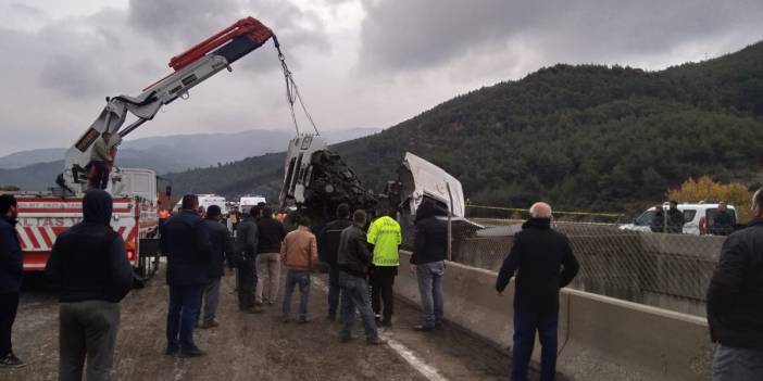 Devrilen TIR'da baba-oğul yaşamını yitirdi